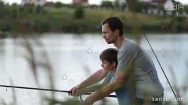 微笑的父亲和快乐的十几岁的男孩一起在湖边用钓竿钓鱼